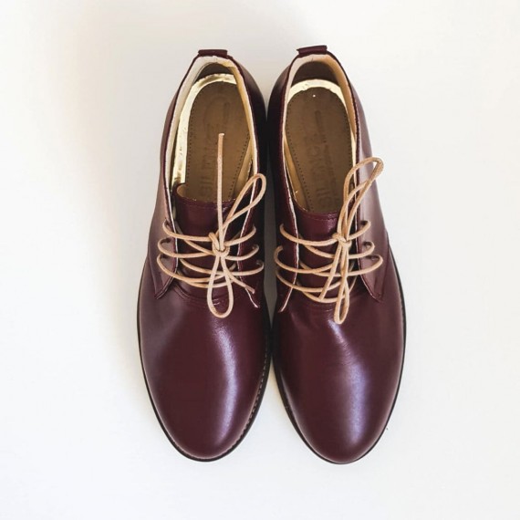 Leather shoes in burgundy...